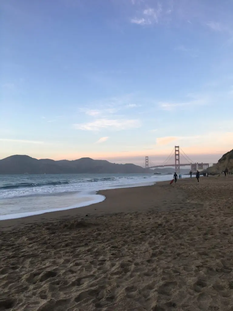 Strandbild med Golden Gate-bron i bakgrunden
