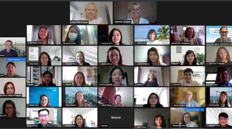 Videokonferens med en mängd ansikten på en skärm