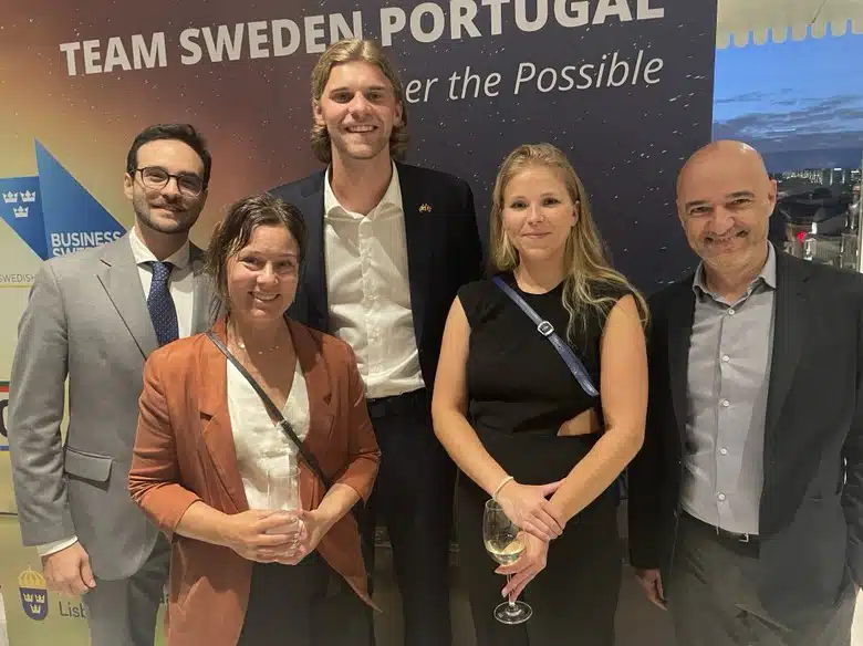 Personer inomhus framför en vägg med texten Team Sweden Portugal