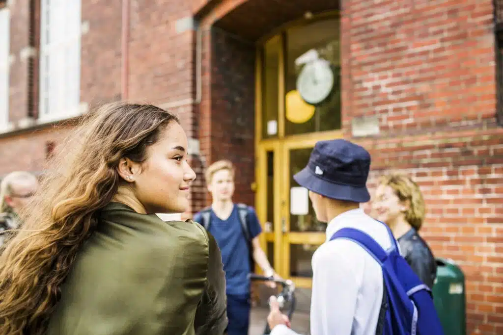 Skolelever på skolgård