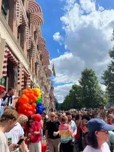 Folk ute i stadsmiljö