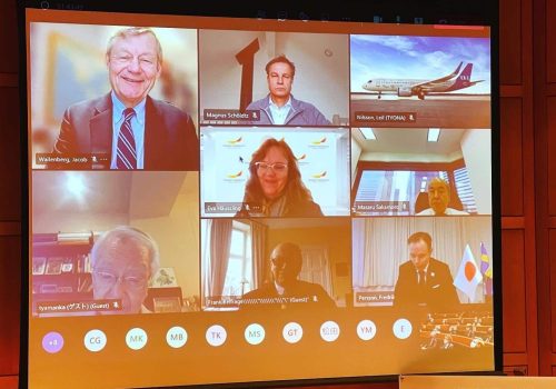 Skärmavbild från en webbkonferens, 7 personer syns bild i varsin ruta.