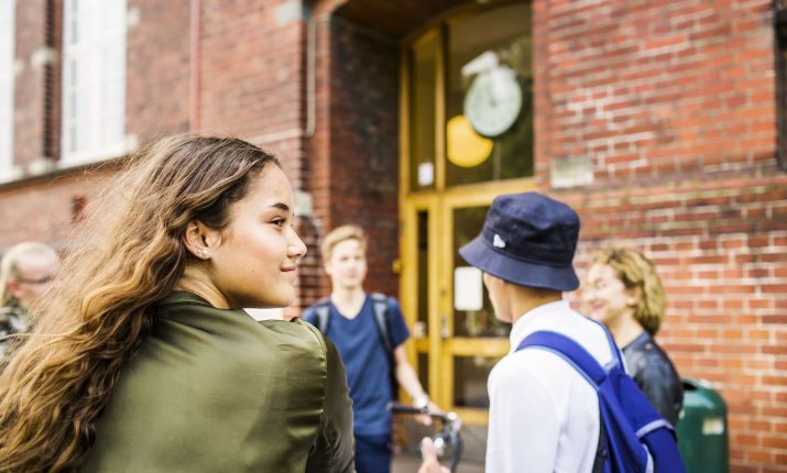 Skolelever på skolgård